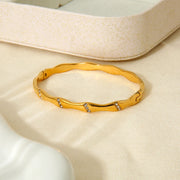 Radiance Elegance 18k Gold Wave Bangle