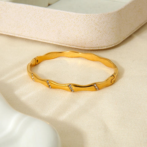 Radiance Elegance 18k Gold Wave Bangle