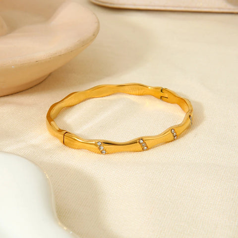 Radiance Elegance 18k Gold Wave Bangle