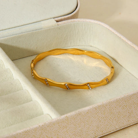 Radiance Elegance 18k Gold Wave Bangle